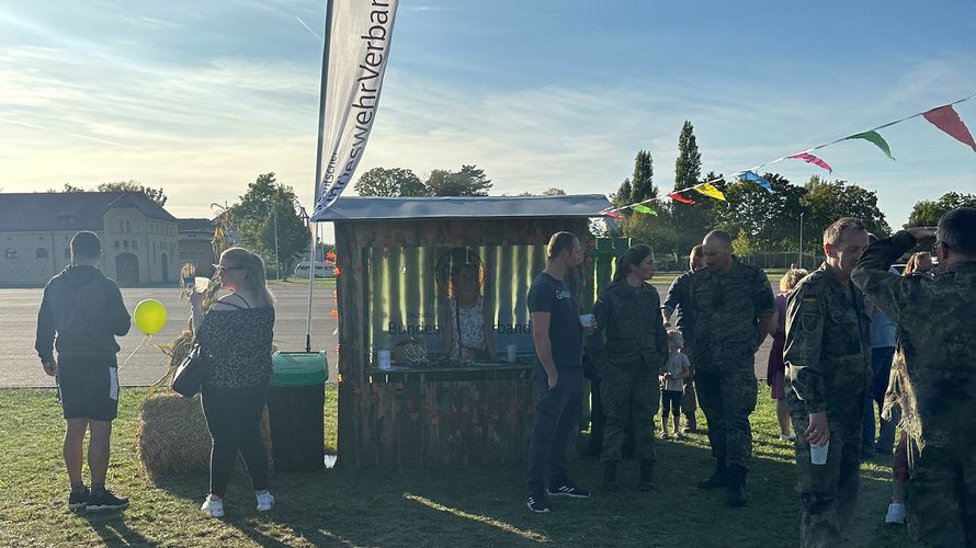 Bei herrlichem Spätsommerwetter feierte das Ausbildungskommando des Heeres sein Herbstfest, an dem sich auch die Truppenkameradschaft mit einem Informationsstand beteiligte. Foto: Holger Koch