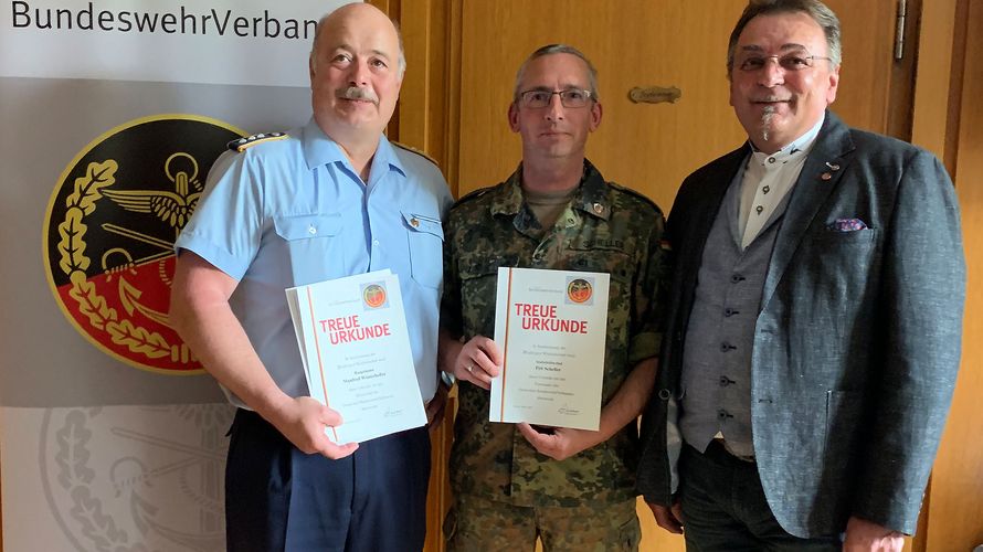 Mit Urkunden: Vorsitzender Hauptmann Manfred Winterholler (v. l.) und Stabsfeldwebel Pitt Scheller mit Bezirksvorsitzendem Franz Jung. Foto: DBwV