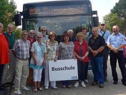 Informatives zur Nutzung des ÖPNV erfuhren die Ehemaligen durch Polizeihauptkommissar Brunner und Silvia Schmid bei den Wuppertaler Stadtwerken. Foto: A. Schnellbach