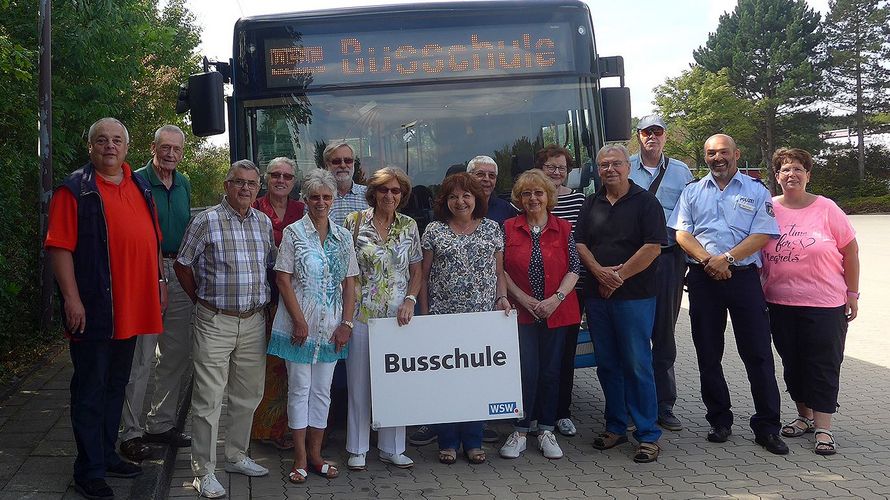 Informatives zur Nutzung des ÖPNV erfuhren die Ehemaligen durch Polizeihauptkommissar Brunner und Silvia Schmid bei den Wuppertaler Stadtwerken. Foto: A. Schnellbach