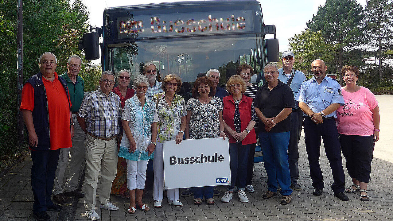 Informatives zur Nutzung des ÖPNV erfuhren die Ehemaligen durch Polizeihauptkommissar Brunner und Silvia Schmid bei den Wuppertaler Stadtwerken. Foto: A. Schnellbach