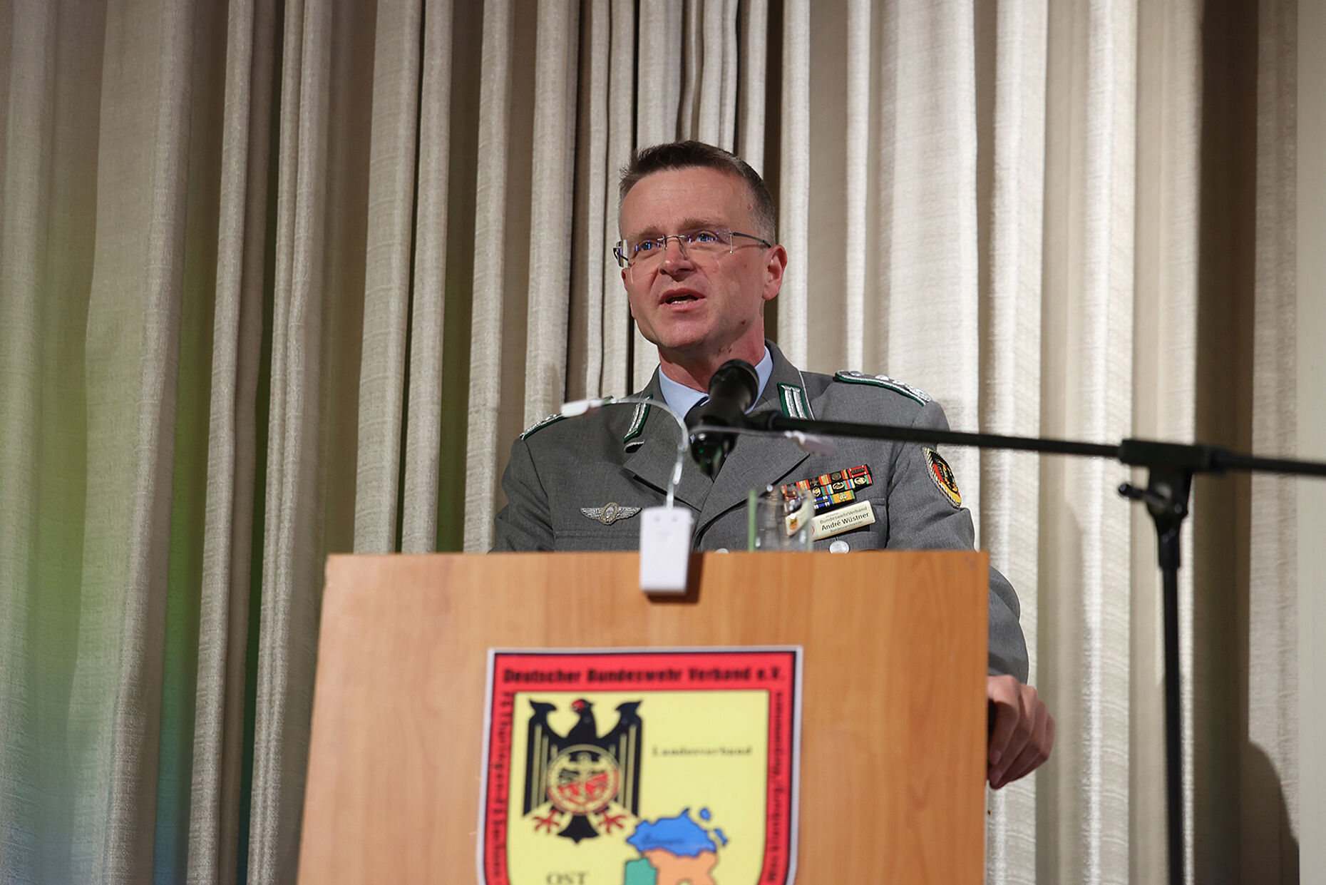 Zu den Gratulanten zählte auch der Bundesvorsitzende, Oberst André Wüstner. Foto: DBwV/Yann Bombeke