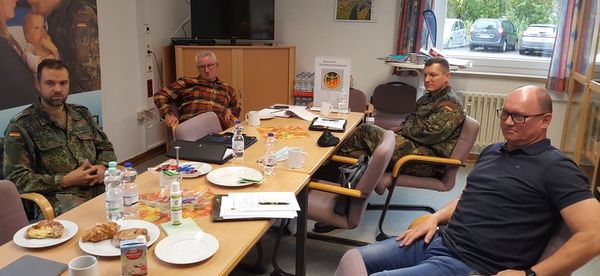 StoKa-Vorsitzender Bernd Link (l.) und Mitglieder seines Vorstands bei der Gesprächsrunde mit dem Stellvertretenden Bundesvorsitzenden. Foto: DBwV/Roland Stengl