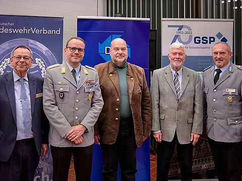 Kooperationspartner der sicherheitspolitischen Veranstaltung (v.l.n.r.) Harald Lott (DBwV) mit KSK-Pressesprecher Oberstleutnant Kieron Kleinert, Thomas Trell (DWT), Wolfgang Götze (GSP) sowie Landesvorsitzender Oberstleutnant a.D. Josef Rauch. Foto: Ingo Kaminsky
