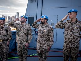 Deutsche Marinesoldaten sind auf der Fregatte „Baden-Württemberg“ im Einsatz vor der libanesischen Küste. Neben dem Einsatz „UNIFIL“ hat der Bundestag über zwei weitere Auslandseinsätze beraten. Foto: picture alliance/dpa/Michael Kappeler