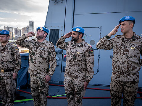 Deutsche Marinesoldaten sind auf der Fregatte „Baden-Württemberg“ im Einsatz vor der libanesischen Küste. Neben dem Einsatz „UNIFIL“ hat der Bundestag über zwei weitere Auslandseinsätze beraten. Foto: picture alliance/dpa/Michael Kappeler