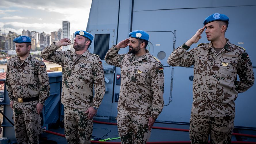 Deutsche Marinesoldaten sind auf der Fregatte „Baden-Württemberg“ im Einsatz vor der libanesischen Küste. Neben dem Einsatz „UNIFIL“ hat der Bundestag über zwei weitere Auslandseinsätze beraten. Foto: picture alliance/dpa/Michael Kappeler