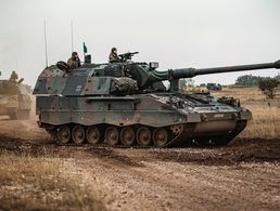 Im vergangenen Jahr hat Deutschland 14 Panzerhaubitzen 2000 an die ukrainischen Streitkräfte abgeben. Es hat lange gedauert, bis die Wiederbeschaffung eingeleitet wurde. Foto: Bundeswehr/Maximilian Schulz