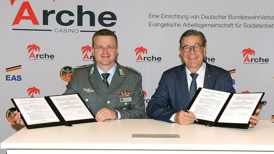 Die Unterschriften sind gesetzt: DBwV-Chef Oberstleutnant André Wüstner (l.) und Generaloberstabsarzt a.D. Dr. Ingo Patschke, Vorstandsvorsitzender der EAS, gründen gemeinsam die Arche Casino GmbH. Foto: DBwV/Schmidt