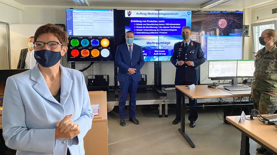 Verteidigungsministerin Annegret Kramp-Karrenbauer stellte heute das "Air and Space Operations Center" der Luftwaffe in Dienst. Foto: picture alliance/dpa | Carsten Hoffmann