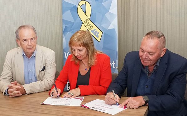 Bruno Kasdorf, Daniela Skrzypczak und Uwe Köpsel unterschrieben einen Patenschaftsvertrag der SVS über Skrzypczaks Fotoprojekt „Gesichter des Lebens“. Foto: DBwV/Kruse