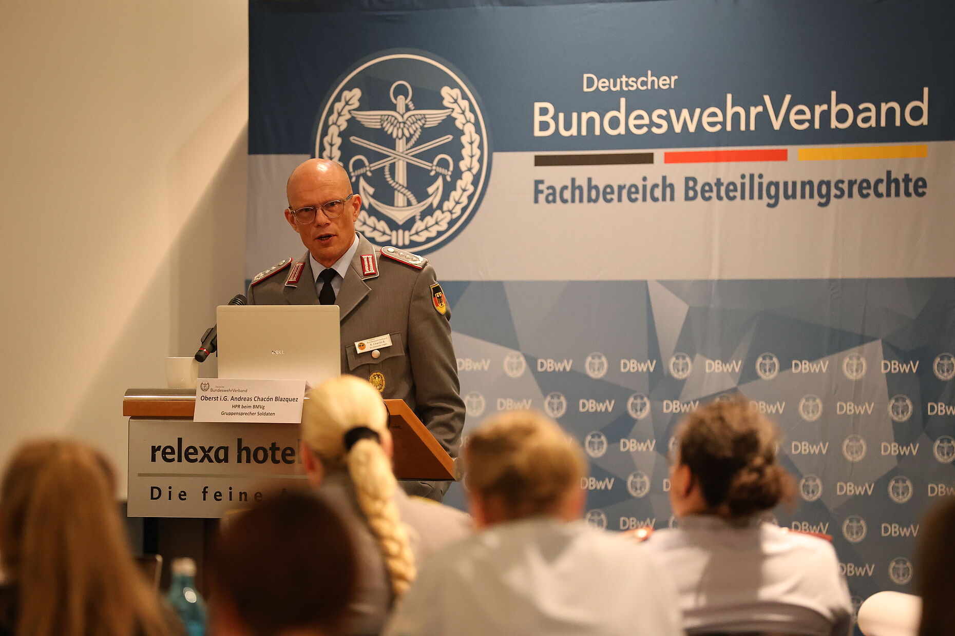 Über die aktuellen Entwicklungen und Herausforderungen aus sicht der Hauptpersonalrates beim BMVg sprach Oberst i.G. Andreas Chacón Blazquez. Foto: DBwV/Eva Krämer