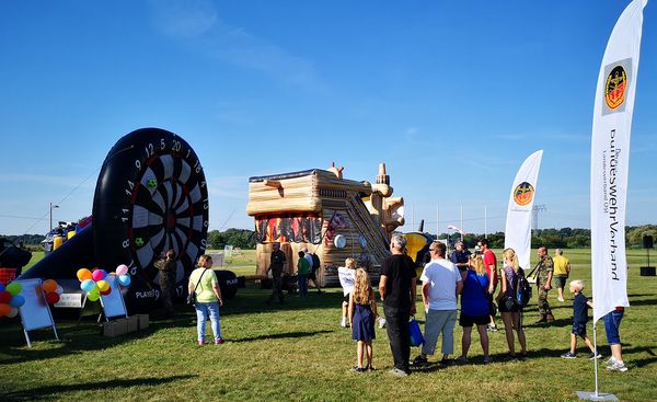 Großer Andrang herrschte an der Fußball-Dartscheibe, an der viele Besucher ihre Fähigkeiten unter Beweis stellen wollten. Foto: TruKa Henning-von-Tresckow-Kaserne