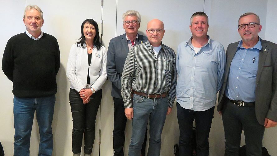 Experten: Vorsitzender Edwin Kluger (v. l.), Melanie Diehl-Meyer (Compass), Bezirksvorsitzender Helmut Pries, Elmar Menne (Sozialberater), Gregor Hanselmann (BVA Stuttgart), Günter Fischer (Continentale). Foto: KERH Hessisch Lichten