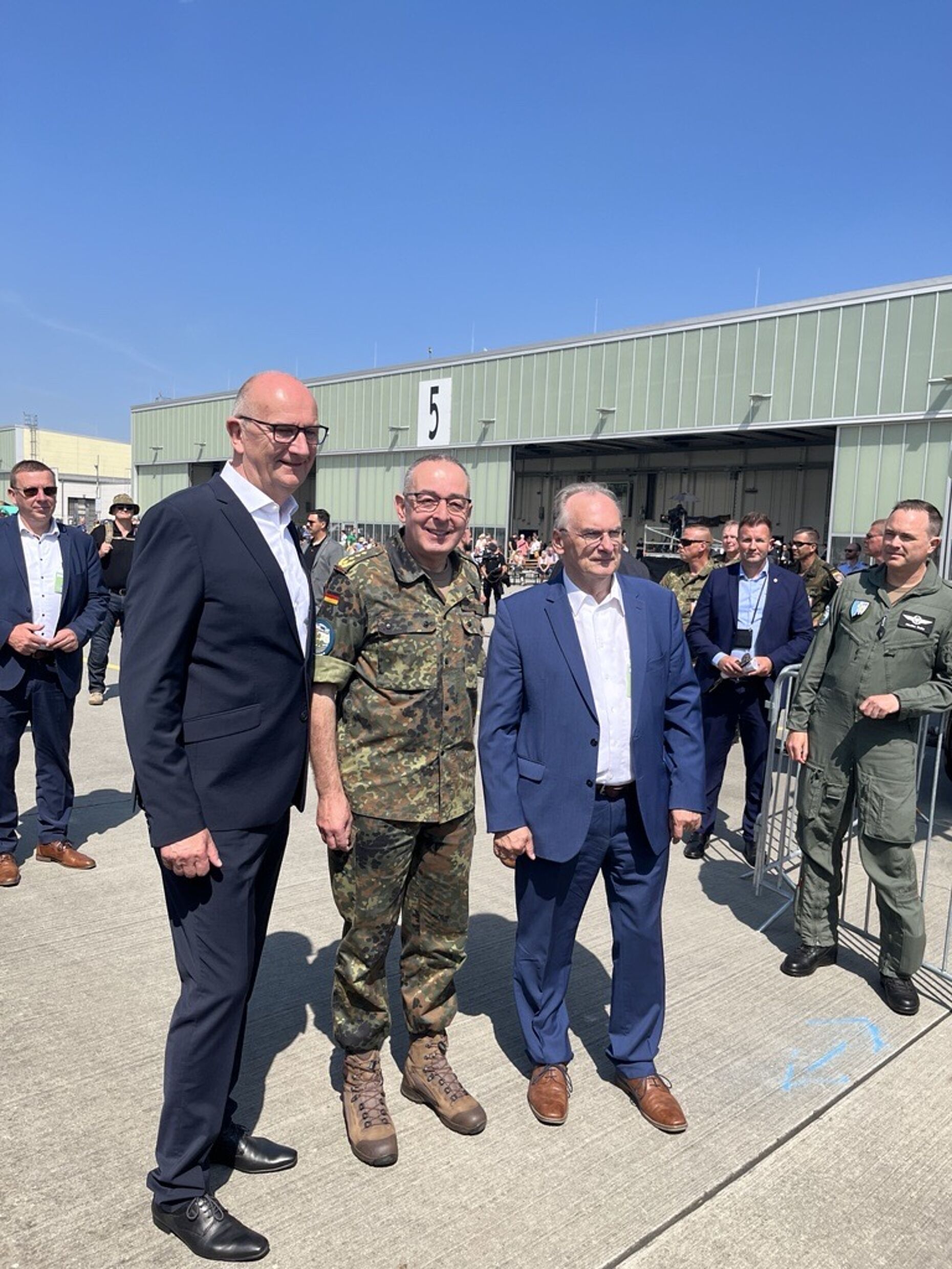 Prominenter Besuch in Holzdorf: Die Ministerpräsidenten von Brandenburg und Sachsen-Anhalt, Dietmar Woidke (l.) und Dr. Rainer Haseloff (r.) mit dem Generalinspekteur der Bundeswehr, General Carsten Breuer. Foto: DBwV/Eva Krämer