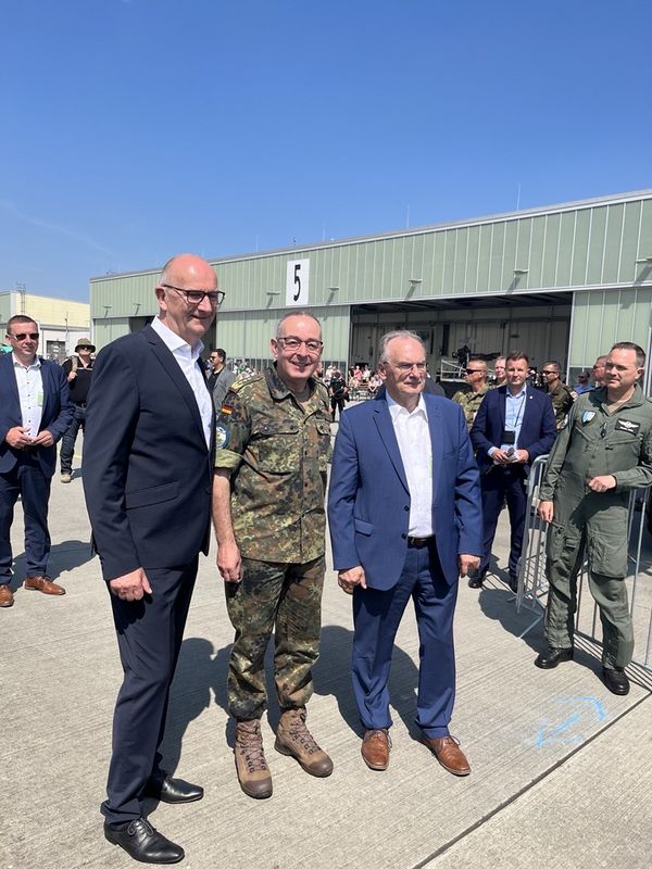 Prominenter Besuch in Holzdorf: Die Ministerpräsidenten von Brandenburg und Sachsen-Anhalt, Dietmar Woidke (l.) und Dr. Rainer Haseloff (r.) mit dem Generalinspekteur der Bundeswehr, General Carsten Breuer. Foto: DBwV/Eva Krämer