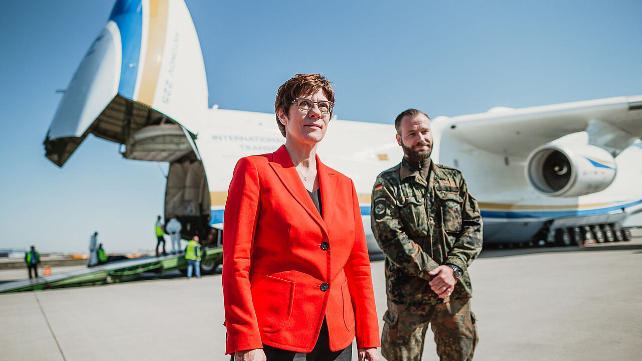 Bundesministerin der Verteidigung, Annegret Kramp-Karrenbauer, empfängt das ukrainische Transportflugzeug Antonow AN-225 auf dem Flughafen Halle-Leipzig, das medizinische Schutzausstattung liefert. Foto: Bundeswehr/Jana Neumann