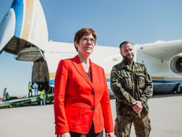 Bundesministerin der Verteidigung, Annegret Kramp-Karrenbauer, empfängt das ukrainische Transportflugzeug Antonow AN-225 auf dem Flughafen Halle-Leipzig, das medizinische Schutzausstattung liefert. Foto: Bundeswehr/Jana Neumann