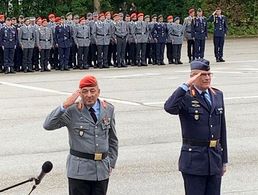 Generalmajor Carsten Breuer und Brigadegeneral Helmut Dotzler begrüßen die Gäste. Foto: HS