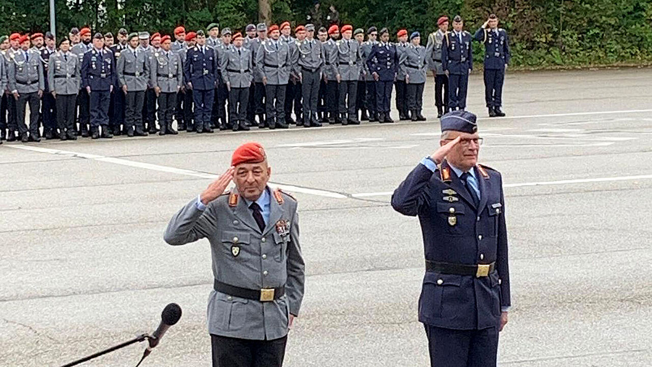Generalmajor Carsten Breuer und Brigadegeneral Helmut Dotzler begrüßen die Gäste. Foto: HS