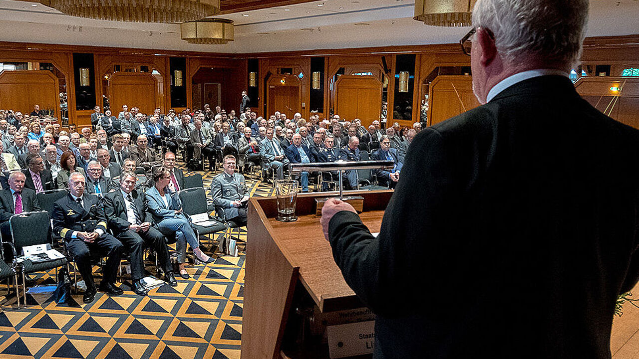 Gut gefüllt: Der Saal im Maritim Hotel in Königswinter. Die Petersberger Gespräche fanden dort statt, da das Steigenberger Hotel auf dem Petersberg zurzeit renoviert wird. (Foto: Geza Aschoff)