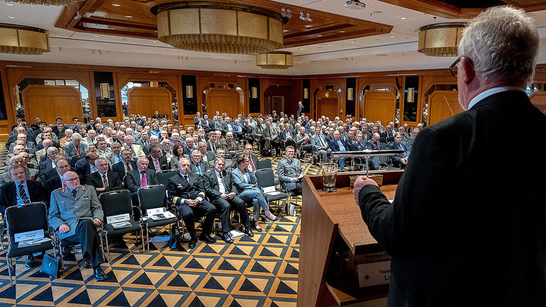 Gut gefüllt: Der Saal im Maritim Hotel in Königswinter. Die Petersberger Gespräche fanden dort statt, da das Steigenberger Hotel auf dem Petersberg zurzeit renoviert wird. (Foto: Geza Aschoff)
