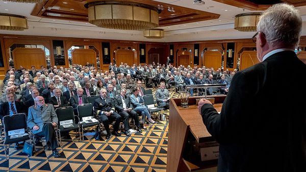 Gut gefüllt: Der Saal im Maritim Hotel in Königswinter. Die Petersberger Gespräche fanden dort statt, da das Steigenberger Hotel auf dem Petersberg zurzeit renoviert wird. (Foto: Geza Aschoff)