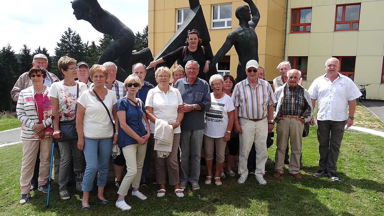 Teilnehmer am Kameradschaftstreffen vor dem Hauptgebäude in Oberhof Foto: Privat/ Schmidt