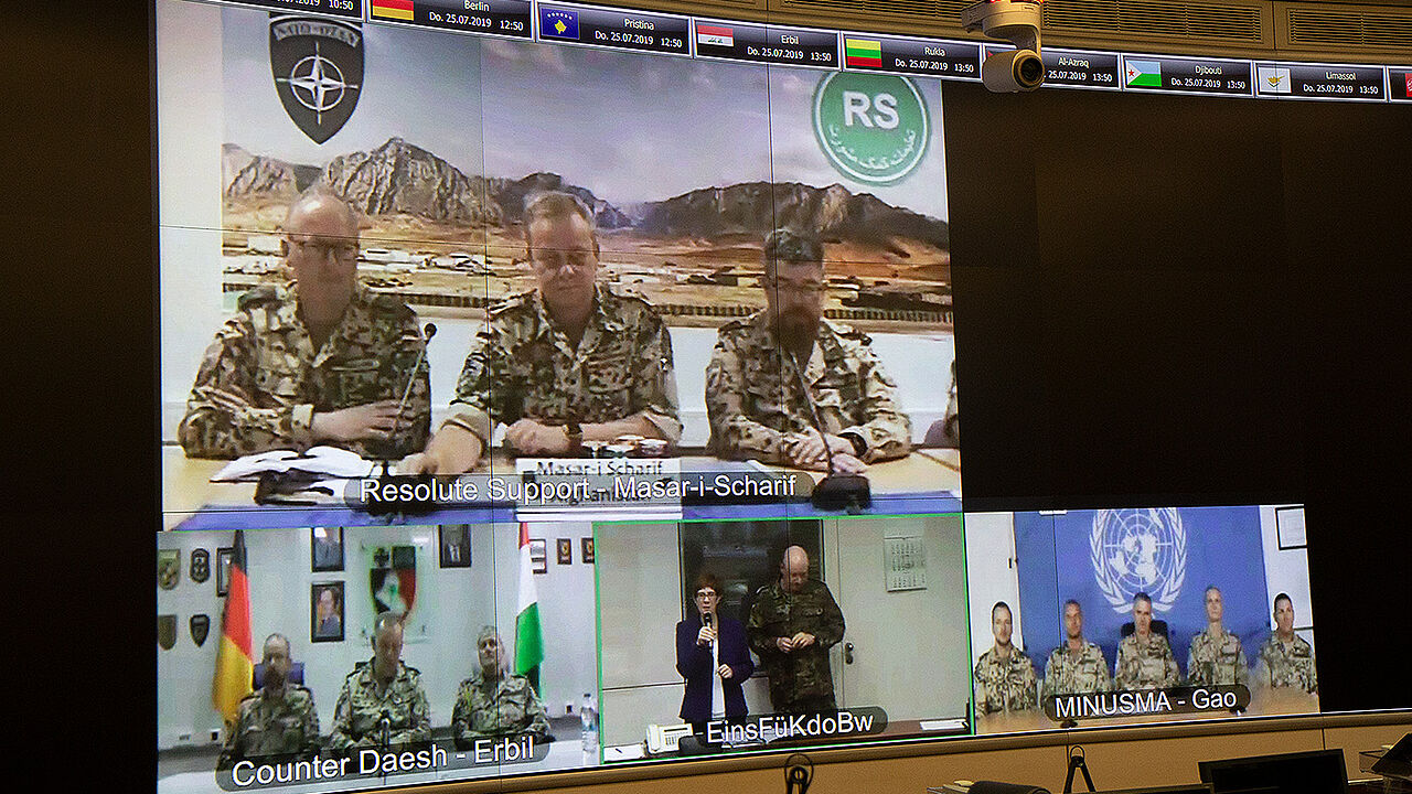 Videokonferenz mit Soldaten im Auslandseinsatz: In der Live-Schaltung nach Mali, Afghanistan und in den Irak berichten die Soldaten über die aktuelle Lage. Annegret Kramp-Karrenbauer kündigt ihren baldigen Besuch an. Foto: DBwV/Vieth