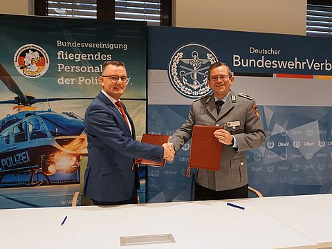 Uwe Kraus, Bundesvorsitzender der Bundesvereinigung fliegendes Personal der Polizei, und Stabsfeldwebel a.D. Thomas Schwappacher, stellvertretender Bundersitzender des Deutschen BundeswehrVerbands unterzeichneten einen Vertrag zur korporative Mitgliedschaft. Foto: Eva Krämer