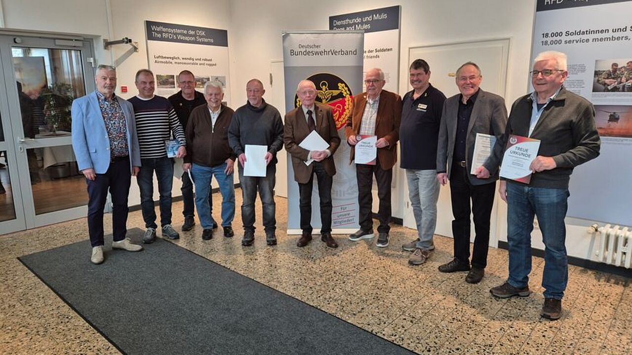 Zahlreiche Ehrungen gab es in Stadtallendorf: (von links) Rainer Koch, Berthold Kurz, Henry Albrecht, Rainer Hupfeld, Hans-Peter Marx, Gerhard Willmund, Dieter Globisch, Dirk Siebert, Klaus Böttcher und Helmut Hildebrand. Foto: Thomas Weber