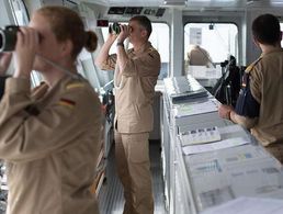 Bei der Mission Sea Guardian im Mittelmeer erstellen die Mitgliedstaaten der NATO ein umfassendes Lagebild und überwachen den Seeraum. Archivfoto: Bundeswehr/Tom Twardy