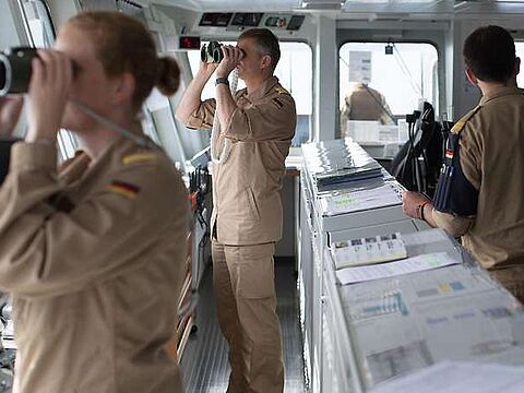 Bei der Mission Sea Guardian im Mittelmeer erstellen die Mitgliedstaaten der NATO ein umfassendes Lagebild und überwachen den Seeraum. Archivfoto: Bundeswehr/Tom Twardy