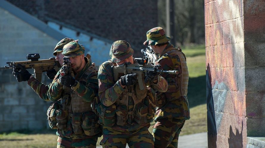 Belgische Soldaten auf eine Truppenübungsplatz: Im niedersächsischen Bergen haben sich jetzt 68 Angehörige der belgischen Streitkräfte mit dem Corona-Virus infiziert. Foto: Defensie - La Défense