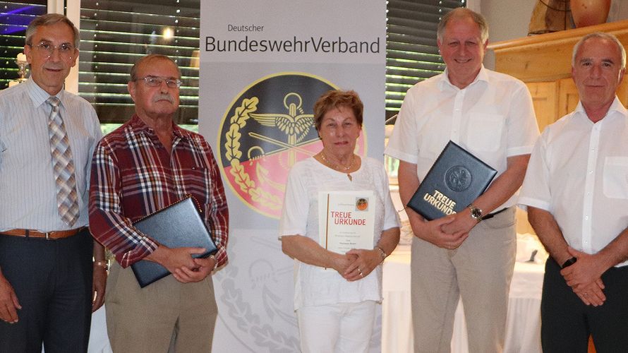 Geehrte: Landesvorsitzender Gerhard Stärk (v. l.) dankt Oberstabsfeldwebel a.D. Michael Weiß, Marianne Restel, General a.D. Karl-Heinz Lather und dem Vorsitzenden Richard Fürstenberger. Foto: DBwV