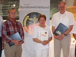 Geehrte: Landesvorsitzender Gerhard Stärk (v. l.) dankt Oberstabsfeldwebel a.D. Michael Weiß, Marianne Restel, General a.D. Karl-Heinz Lather und dem Vorsitzenden Richard Fürstenberger. Foto: DBwV