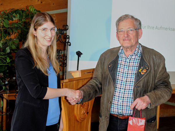 Klaus Schwarzenberger bedankte sich bei Regina Gotthard für ihren hervorragenden Vortrag. Foto: KERH BGL 