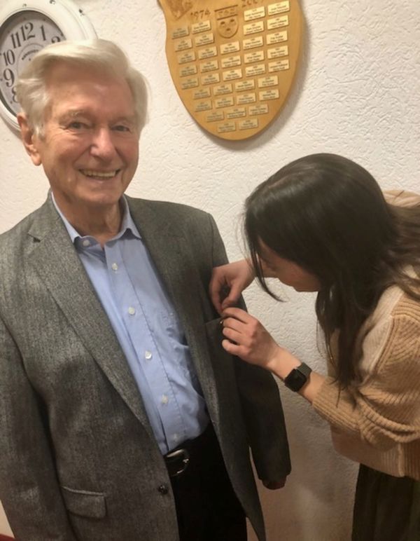Sichtlich erfreut nahm Hauptmann a.D. Wolfgang Otto die Treuenadel für 60 Jahre DBwV-Mitgliedschaft von Magdalena Schopp entgegen. Foto: Sepp Münichsdorfer