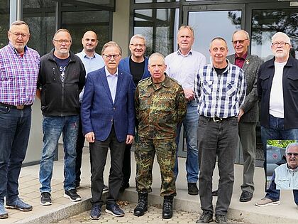 Der neue Vorstand der KERH Ulm/Neu-Ulm unter dem Vorsitz von Oberstleutnant d.R. Johannes Allgaier (5.v.l.) hat mit seiner konstituierenden Sitzung die Arbeit aufgenommen. Foto: MS