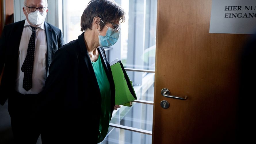 Annegret Kramp-Karrenbauer, Bundesministerin der Verteidigung, nimmt am 3. März 2021 vor dem Verteidigungsausschuss des Bundestags Stellung zur Munitionsaffäre und Vorfällen im Kommando Spezialkräfte (KSK). Foto: picture alliance/dpa | Kay Nietfeld