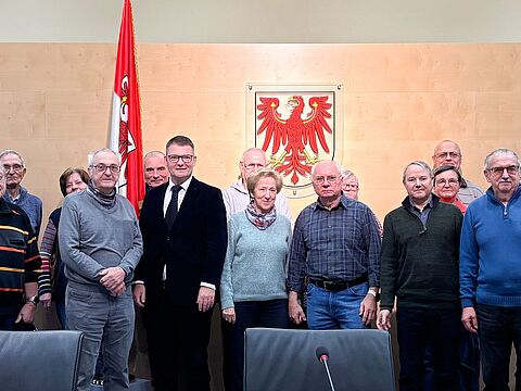Die Gruppe der KERH Potsdam beim Besuch des Landesverfassungsgerichtes gemeinsam mit dem stellvertretenden Vorsitzenden des Gerichtes Dr. Michael Strauß (mittig mit Anzug). Foto: Rena Schuncke