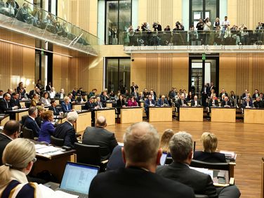 Mit dem Votum des Bundesrats ist der Weg für die Änderung des Grundgesetzes und die Lockerung der Schuldenregeln frei. Foto: picture alliance/REUTERS/Liesa Johannssen