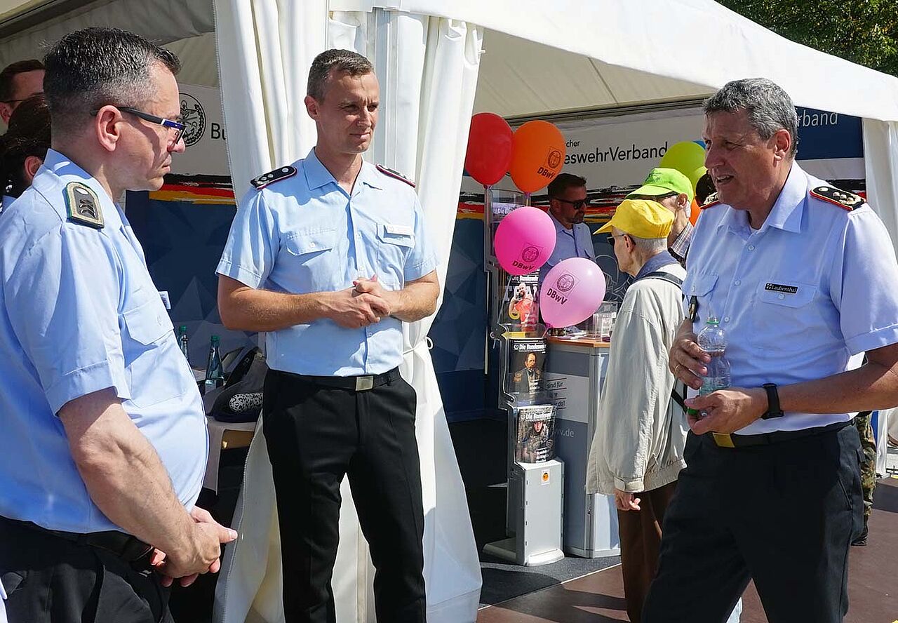 Die stellvertretenden Bundesvorsitzenden Stabsfeldwebel Thomas Schwappacher und Oberstleutnant i.G. Marcel Bohnert konnten unter anderem den stellvertretenden Generalinspekteur Generalleutnant Markus Laubenthal am Stand des DBwV begrüßen.