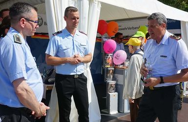 Die stellvertretenden Bundesvorsitzenden Stabsfeldwebel Thomas Schwappacher und Oberstleutnant i.G. Marcel Bohnert konnten unter anderem den stellvertretenden Generalinspekteur Generalleutnant Markus Laubenthal am Stand des DBwV begrüßen.