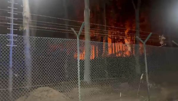 Im Berliner Grunewald ist nach einer unbeabsichtigten Explosion auf dem dortigen Sprengplatz am Donnerstagmorgen ein Feuer ausgebrochen und hat den angrenzenden Wald in Brand gesetzt. Foto: picture alliance/dpa/TNN/Feuerwehr Berlin