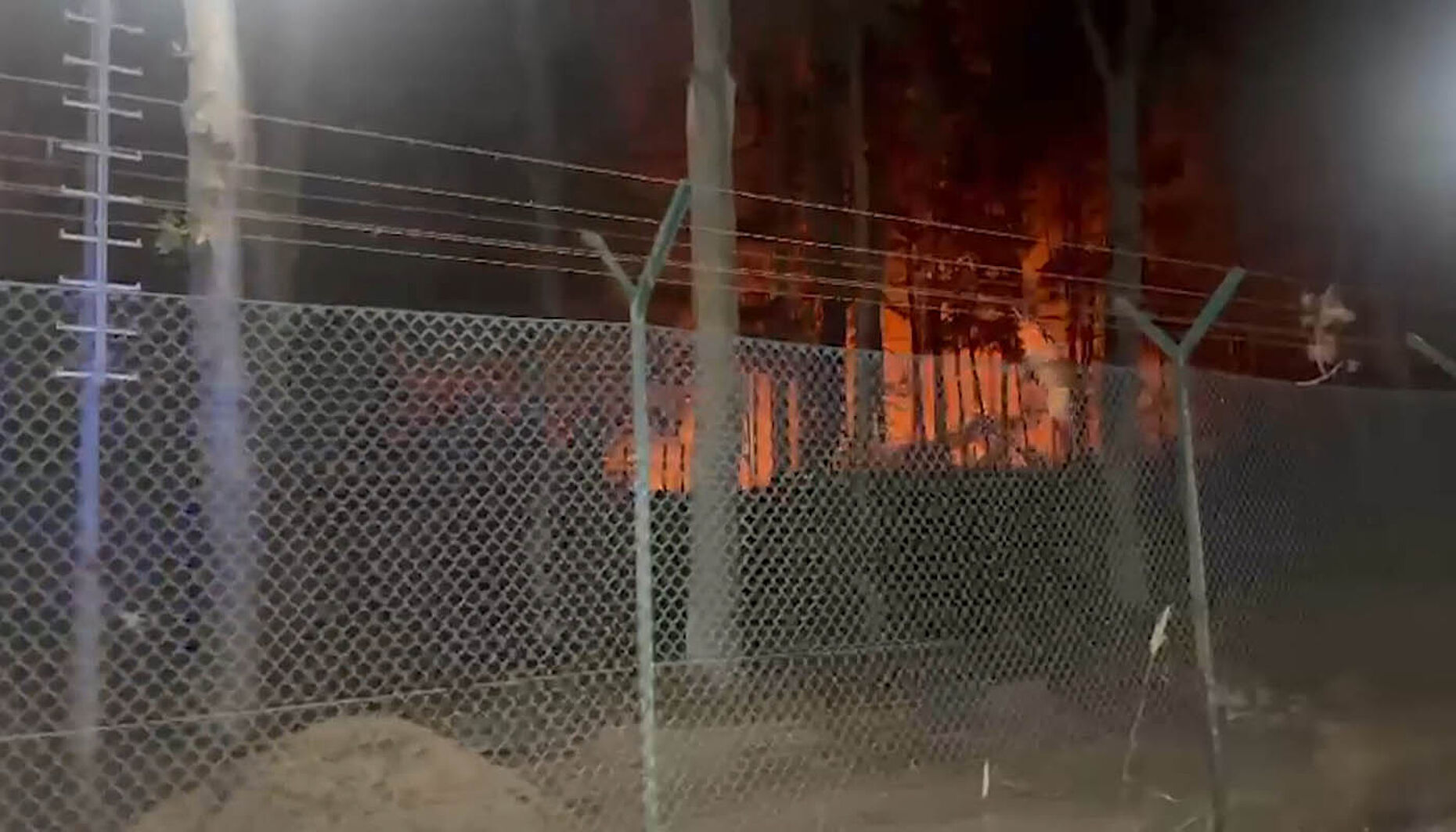 Im Berliner Grunewald ist nach einer unbeabsichtigten Explosion auf dem dortigen Sprengplatz am Donnerstagmorgen ein Feuer ausgebrochen und hat den angrenzenden Wald in Brand gesetzt. Foto: picture alliance/dpa/TNN/Feuerwehr Berlin
