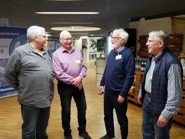 Wolfgang Hegemann (2.v.l.) im Gespräch mit anderen Ehemaligen Fot0: DBwV