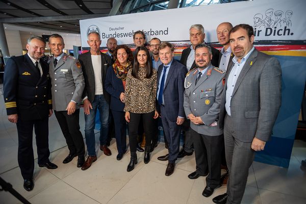 Die Delegation des DBwV mit Verteidigungspolitikern der Unionsfraktion im Bundestag. Foto: DBwV/Yann Bombeke