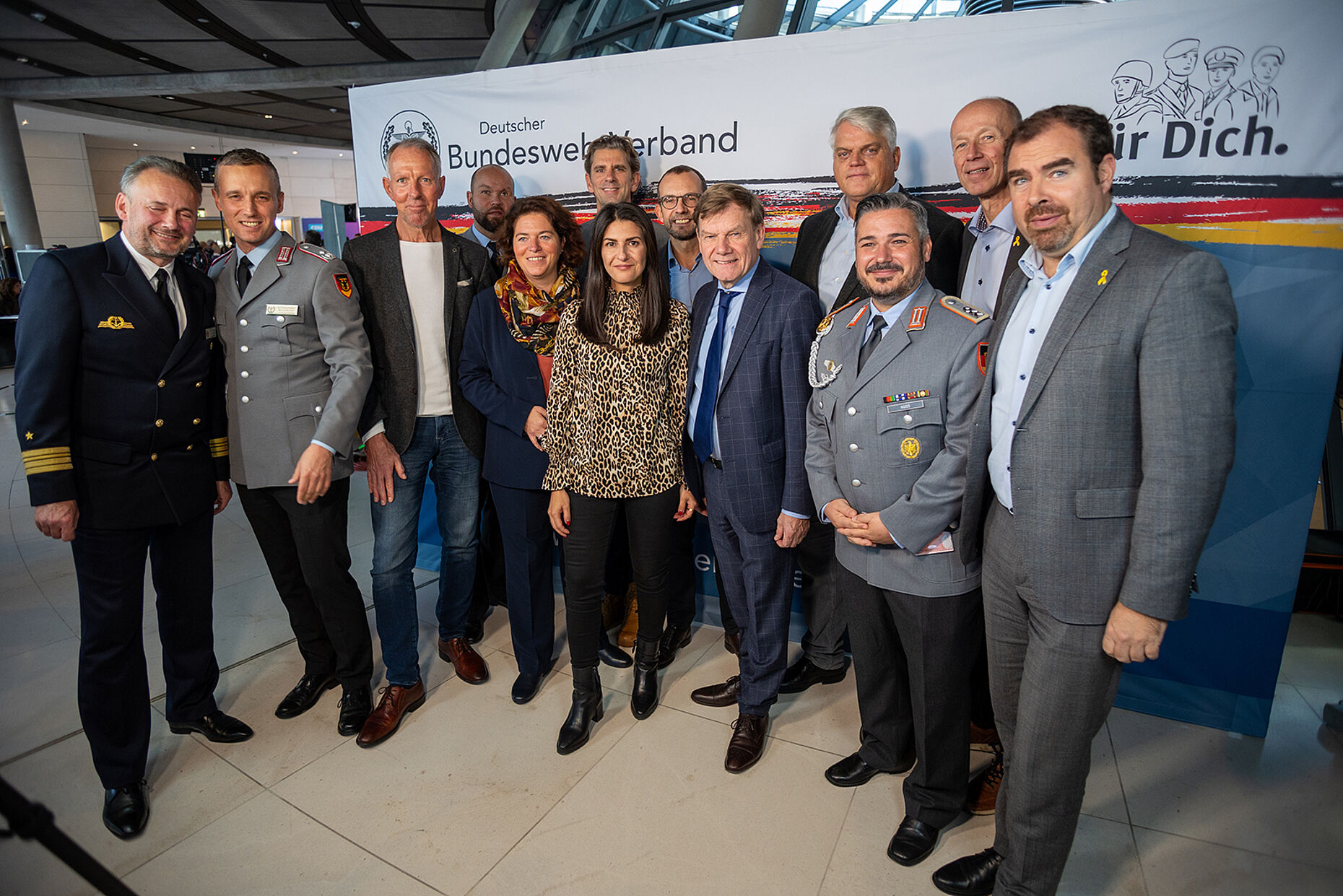 Die Delegation des DBwV mit Verteidigungspolitikern der Unionsfraktion im Bundestag. Foto: DBwV/Yann Bombeke