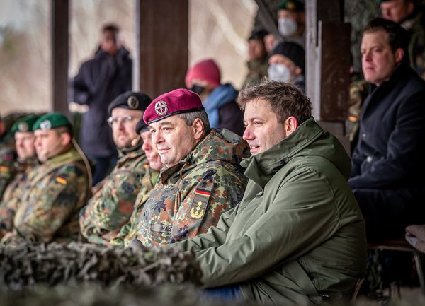 Für den SPD-Vorsitzenden Lars Klingbeil war der Besuch in Munster ein Heimspiel: Klingbeil ist in Soltau geboren und in Munster aufgewachsen. Foto: Bundeswehr/Mario Baehr